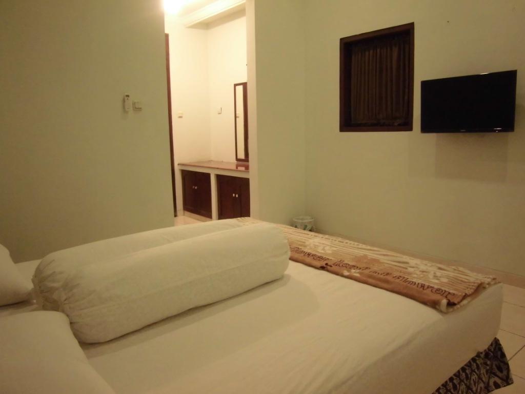 Griya Putri Dewi Guesthouse Yogyakarta Exterior photo