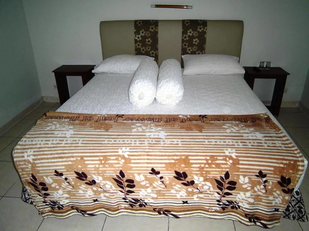 Griya Putri Dewi Guesthouse Yogyakarta Exterior photo