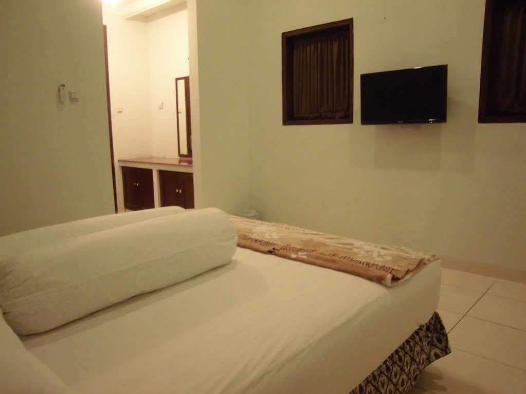 Griya Putri Dewi Guesthouse Yogyakarta Exterior photo