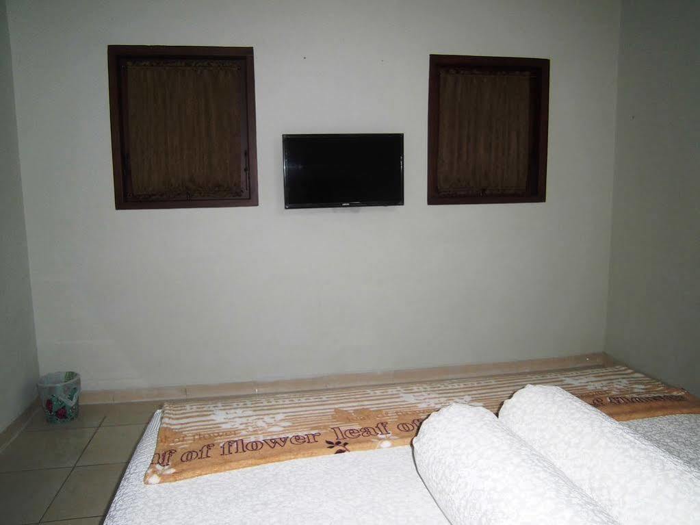 Griya Putri Dewi Guesthouse Yogyakarta Exterior photo